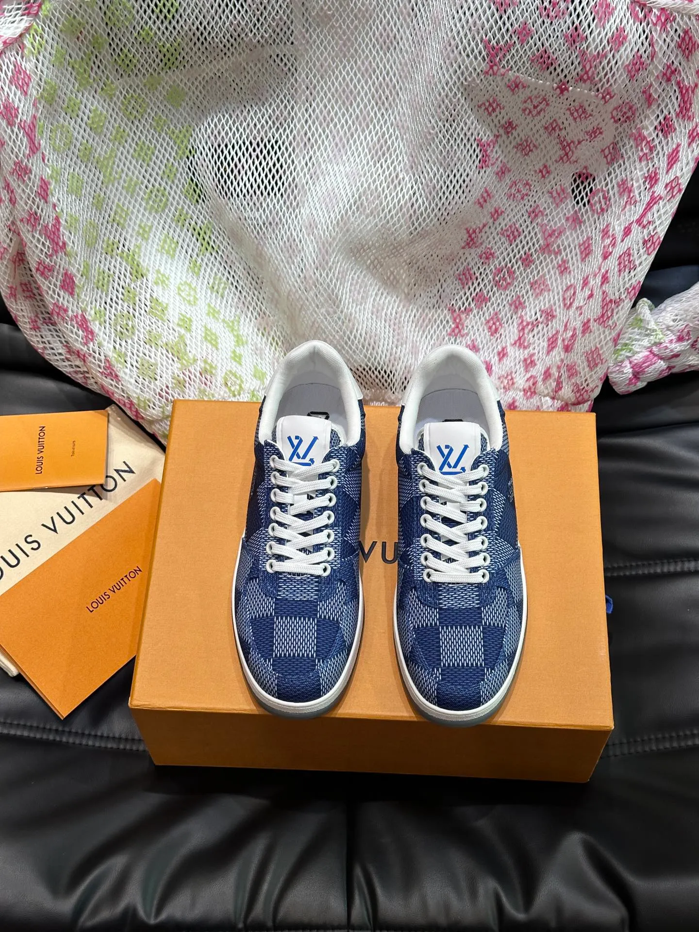 Men's Men's Shoes 💰p420 "*OUIS *UITTO*" Rivoli men's low-top casual sneakers, the classic checkerboard pattern will never go out of style. This Rivoli environmentally friendly sneaker is made of 90% sustainable materials. It is recycled polyester fiber with the iconic Damier jacquard, and the outsole is shaped with recycled polyurethane. An upcycled LV logo perches on the tongue, while Louis Vuitton logos appear on the sides and rear. Comfortable and durable, versatile style, can be worn in all seasons, simple and fashionable item! Size: 38-44 (45 customized)